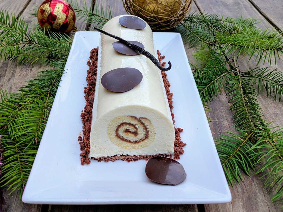 Bûche au chocolat blanc , vanille et roulé&nbsp;praliné